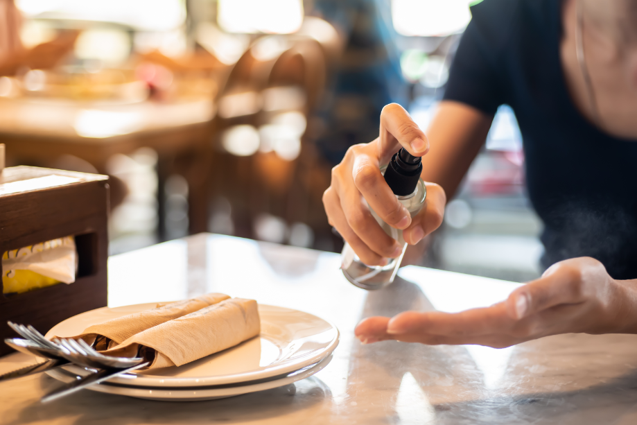 Cuidados ao se alimentar e consumir água fora de casa